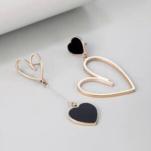 ✨ModCloth Posey Black & Gold Heart Earrings
